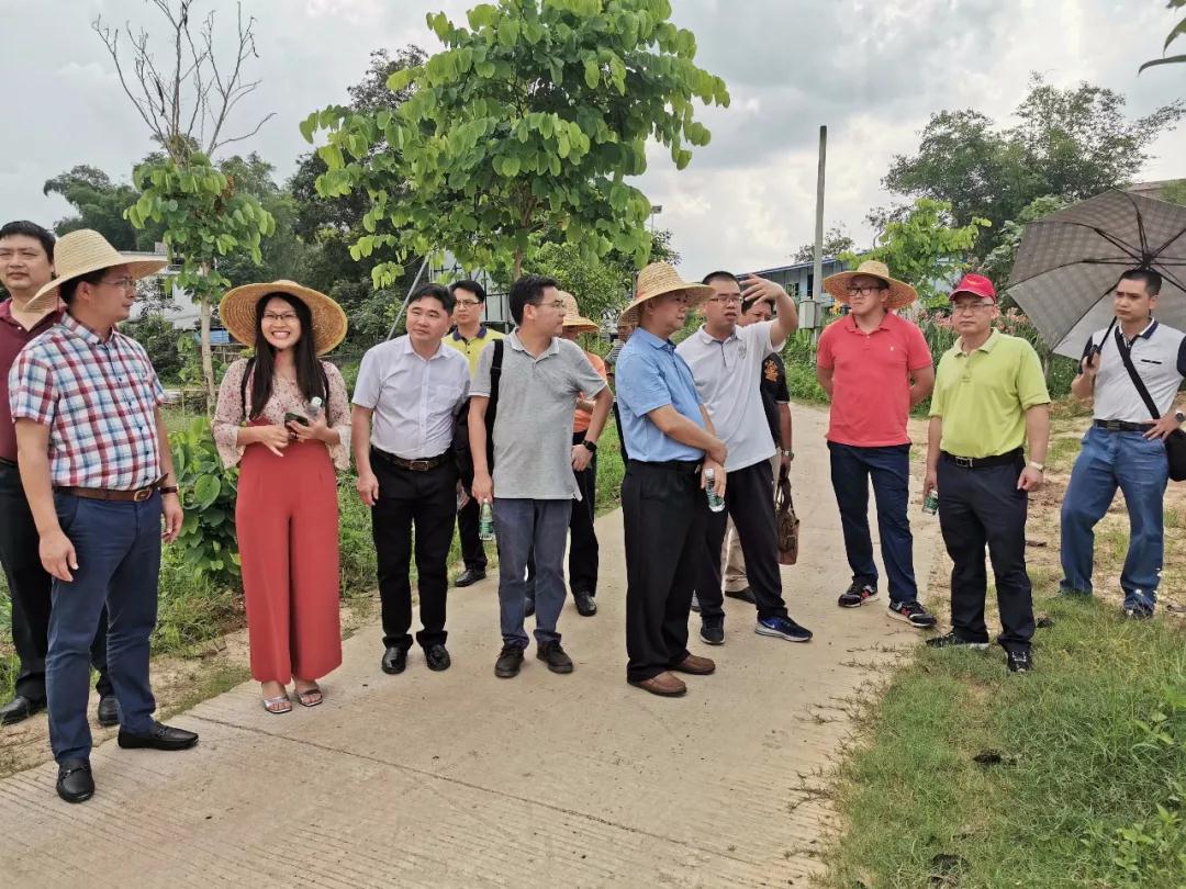 黃圃鎮(zhèn)領(lǐng)導(dǎo)率榮業(yè)食品有限公司董事長(zhǎng)王顯韜及一眾工商聯(lián)企業(yè)家到肇慶市懷集縣參觀考察