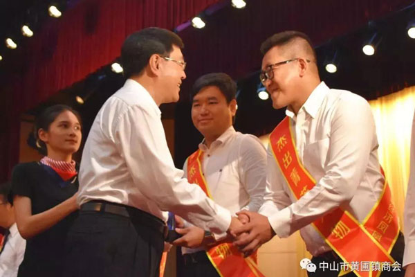 黃圃鎮(zhèn)工商聯(lián)會長、榮業(yè)食品董事長王顯韜榮獲“鳳凰獎”杰出菁英人物獎