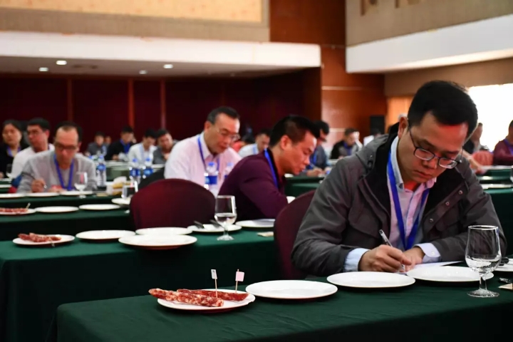 廣式臘味鑒評競賽閉幕！榮業(yè)臘味第四代傳承人葉浩波榮獲省級稱號