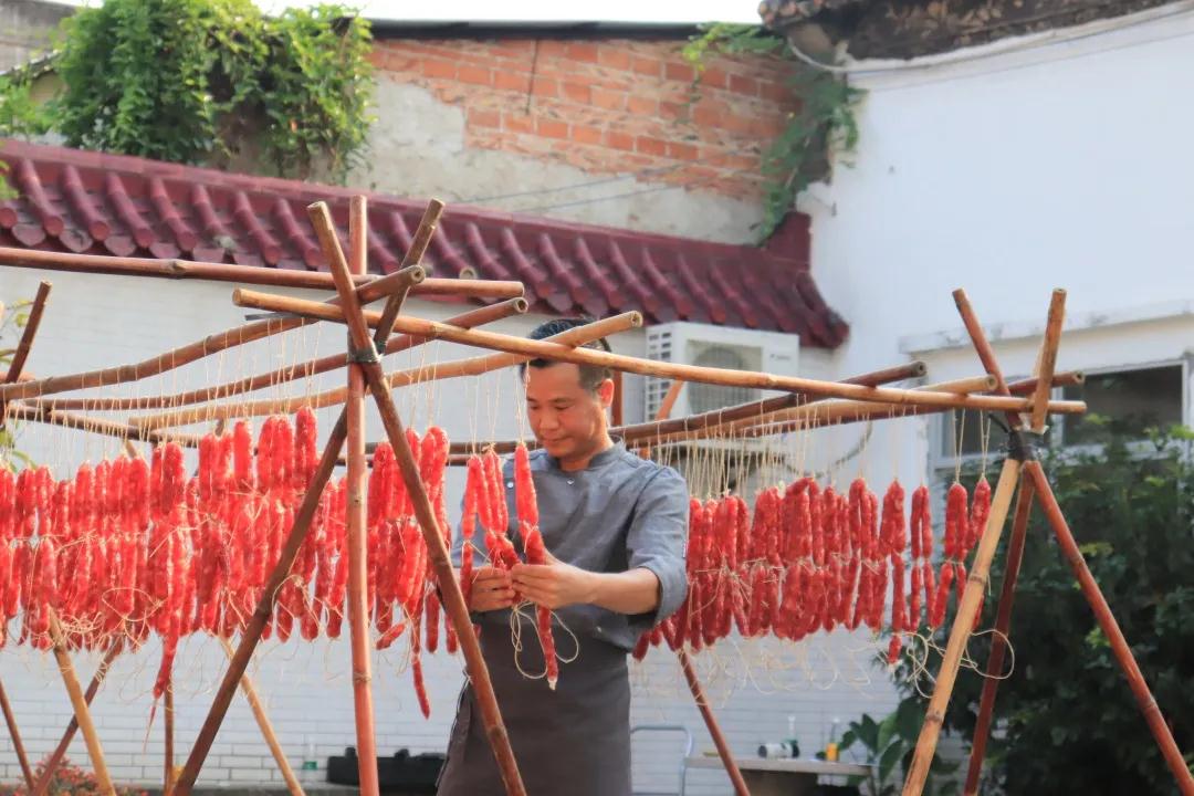 榮業(yè)臘味驚現(xiàn)一群“搵食”密探，有大BOSS來(lái)了……？