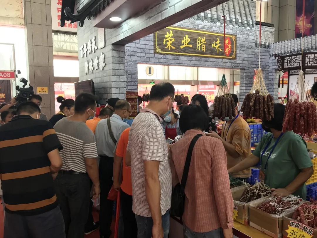 中山首屆黃圃臘味美食文化旅游節(jié)開幕，榮業(yè)食品華麗亮相，受到熱烈追捧